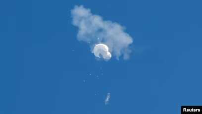 balon mata-mata Tiongkok ditembak jatuh di AS Balon mata-mata China setelah ditembak jatuh di lepas pantai di Pantai Surfside, Carolina Selatan, AS, 4 Februari 2023. (Foto: REUTERS/Randall Hill)