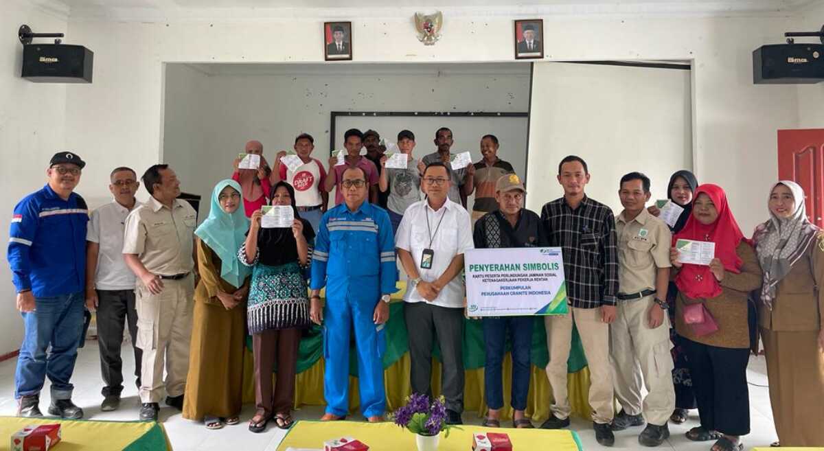 Kepala BPJS Ketenagakerjaan Cabang Karimun Seto Tjahjono (tengah baju putih) bersama perwakilan PPGI, Sekretarus Desa dan pekerja berfoto usai penyerahan kartu kepesertaan BPJamsostek di aula Kantor Desa Pongkar, Rabu (8/2/2023). (foto: istimewa)