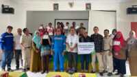 bpjs Ketenagakerjaan karimun Kepala BPJS Ketenagakerjaan Cabang Karimun Seto Tjahjono (tengah baju putih) bersama perwakilan PPGI, Sekretarus Desa dan pekerja berfoto usai penyerahan kartu kepesertaan BPJamsostek di aula Kantor Desa Pongkar, Rabu (8/2/2023). (foto: istimewa)