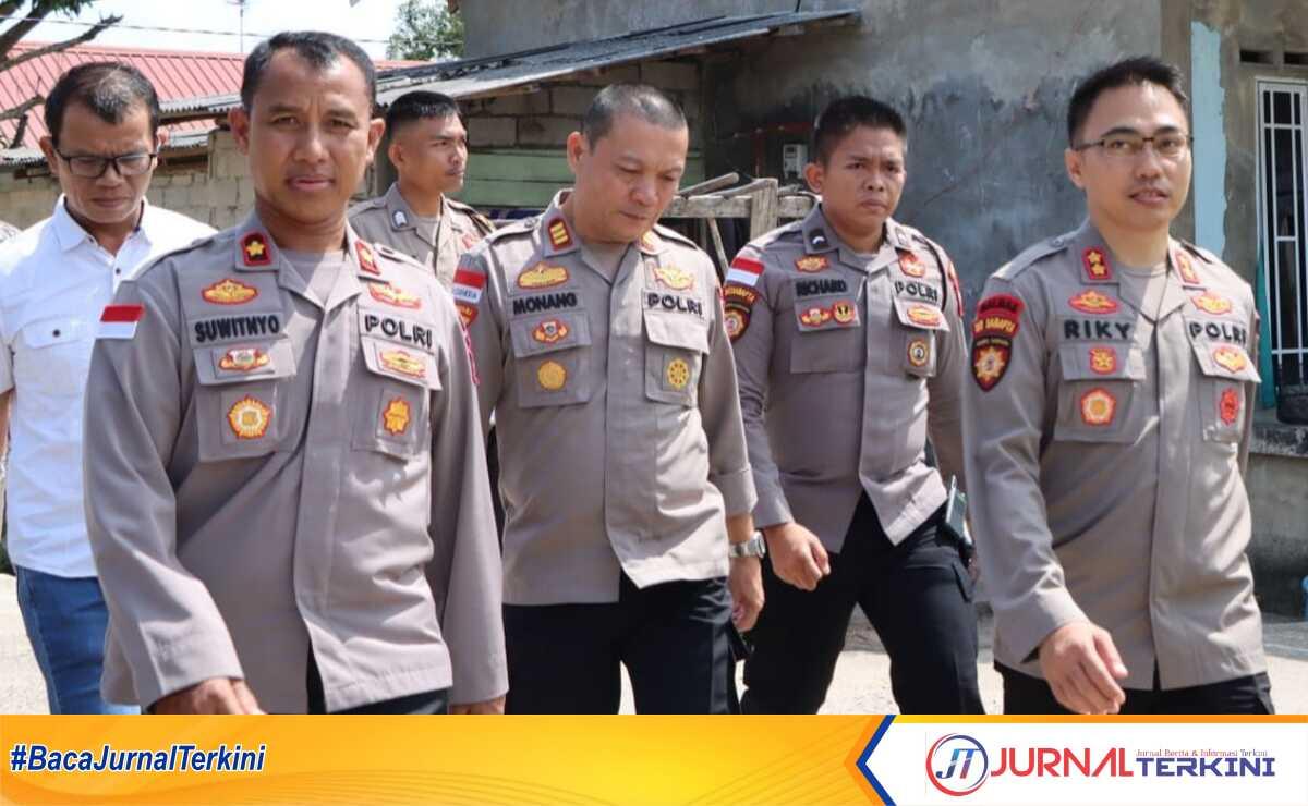 bsembako Kapolres Bintan Kapolres Bintan AKBP Riky Iswoyo, SIK., MM (kanan) didampingi pejabat utama Polres Bintan, saat menyambangi rumah warga, Jumat (24/2/2023). (Foto: Ist/jurnalterkini.id)