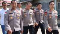 Kapolres Bintan AKBP Riky Iswoyo, SIK., MM (kanan) didampingi pejabat utama Polres Bintan, saat menyambangi rumah warga, Jumat (24/2/2023). (Foto: Ist/jurnalterkini.id)
