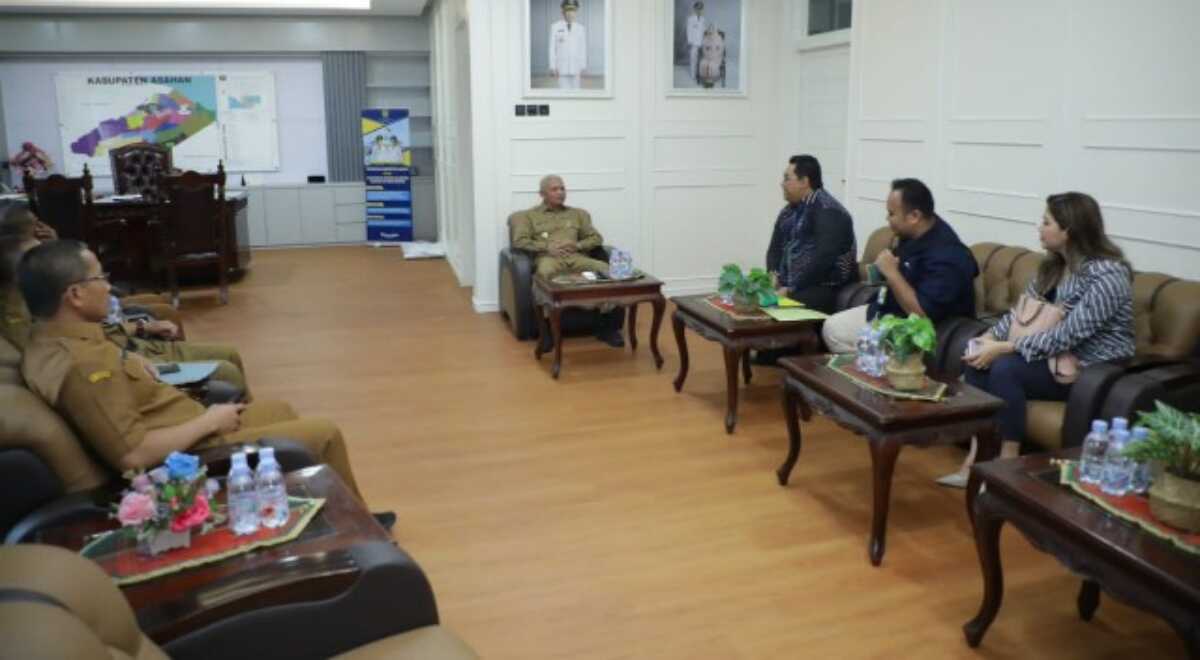 Bupati Asahan H Surya, BSc menerima kunjungan BPJS Ketenagakerjaan di ruang kerjanya, Selasa (31/1/2023). (JurnalTerkini.id/rizki)
