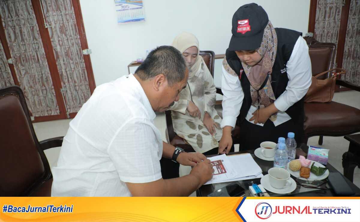 Pantarlih melakukan coklit data pemilih Wakil Bupati Asahan Taufik Zainal Abidin Siregar di rumah dinasnya, Rabu (22/2/2023). (JurnalTerkini.id/rizki)