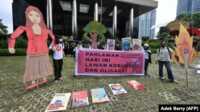 demo di kpk Sejumlah aktivis menggelar demo antikorupsi di luar kantor Komisi Pemberantasan Korupsi (KPK) di Jakarta, 9 November 2021. (Foto: Adek Berry/AFP)