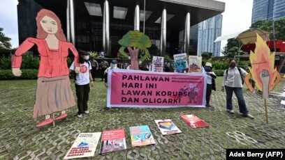 demo di kpk Sejumlah aktivis menggelar demo antikorupsi di luar kantor Komisi Pemberantasan Korupsi (KPK) di Jakarta, 9 November 2021. (Foto: Adek Berry/AFP)