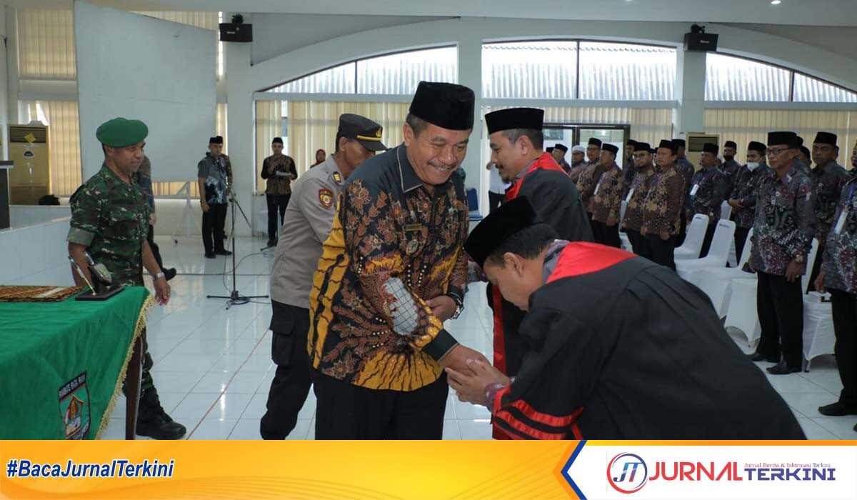 Bupati Asahan H Surya BSc menjabat tangan Dewan Hakim MTQ ke-54 usai pelantikan di Aula Melati Kantor Bupati Asahan, Jumat (24/2/2023). (JurnalTerkini.id/Rizki)