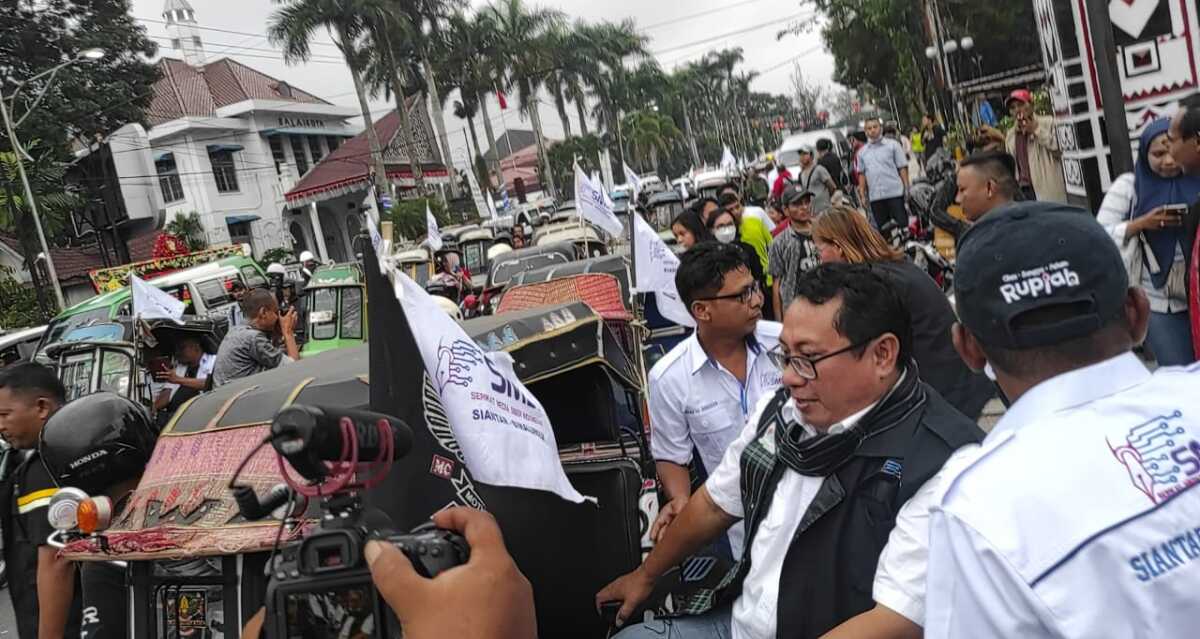 Ketua Umum Serikat Media Siber Indonesia (SMSI) Firdaus bersama Ekspedisi Geopark Kaldera Toba disambut puluhan Becak BSA Siantar, Senin (6/2/2023). (Dok. SMSI)