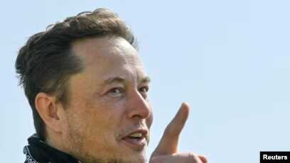 CEO Tesla, Elon Musk, saat mengunjungi lokasi konstruksi pabrik Tesla Gigafactory di Gruenheide dekat Berlin, Jerman, 13 Agustus 2021. (Foto: Patrick Pleul/Pool via Reuters/File Photo)