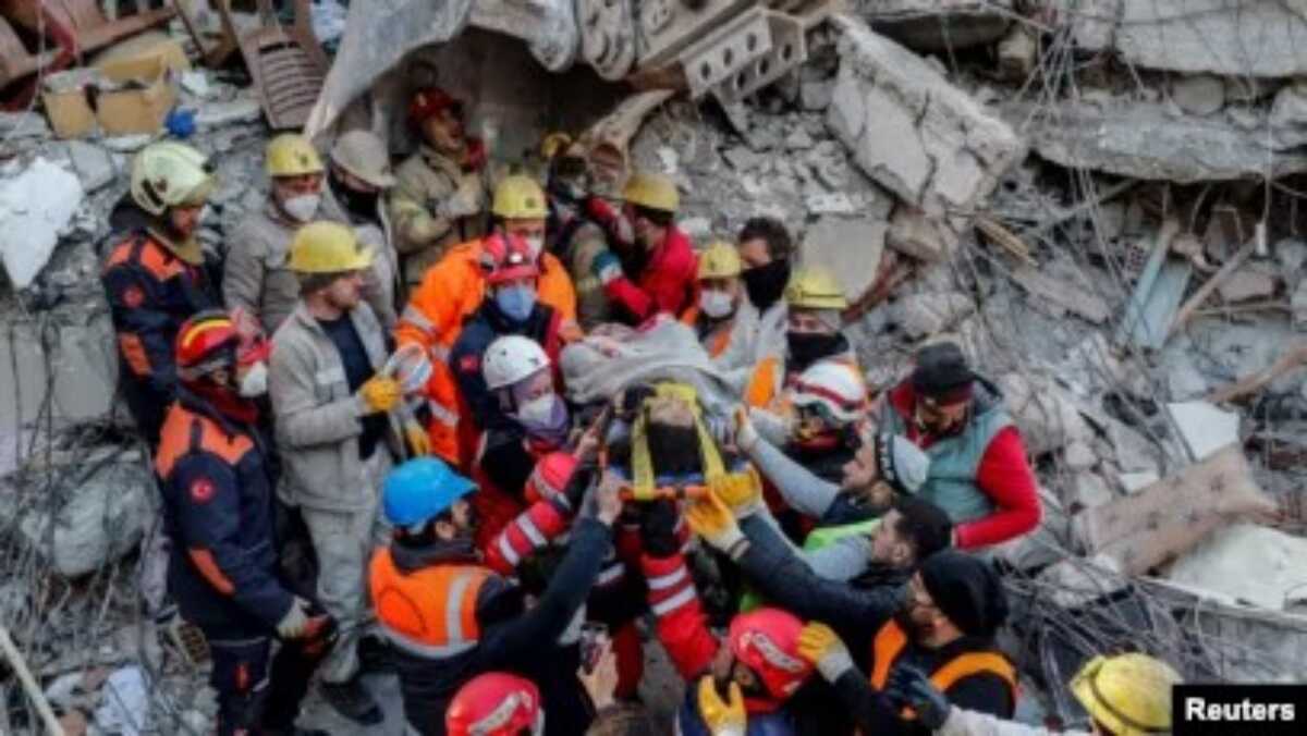 Tim penyelamat mengangkat Rabia Ofkeli (27 tahun) dari reruntuhan puing-puing bangunan yang hancur akibat gempa di Hatay, Turki, 10 Februari 2023. (REUTERS/Kemal Aslan)