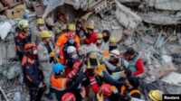 evakuasi korban gempa di Turki dan Suriah Tim penyelamat mengangkat Rabia Ofkeli (27 tahun) dari reruntuhan puing-puing bangunan yang hancur akibat gempa di Hatay, Turki, 10 Februari 2023. (REUTERS/Kemal Aslan)
