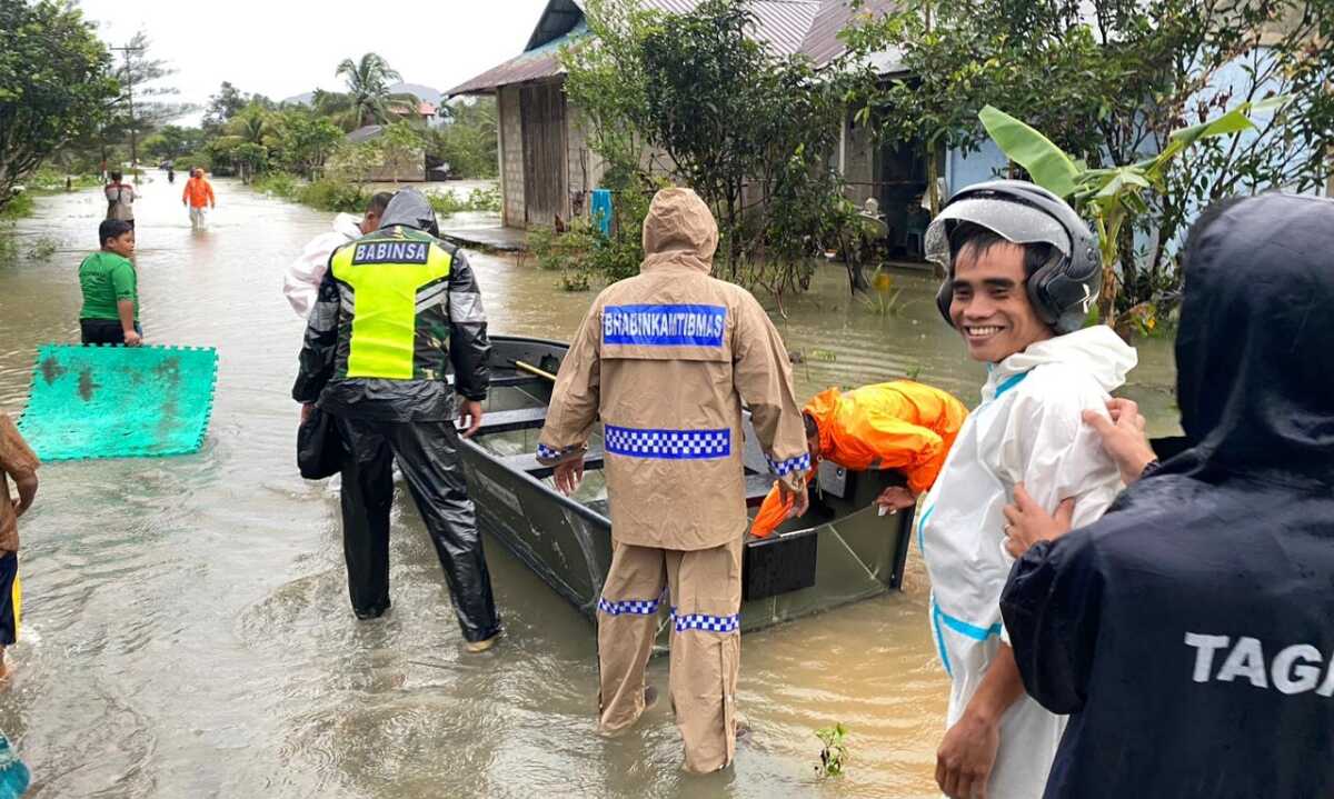 Personel Polsek Jemaja bersama TNI membantu evakuasi warga terdampak banjir di Desa Ulu Maras, Kecamatan Jemaja Timur, Selasa (7/2/2023). (Foto istimewa)