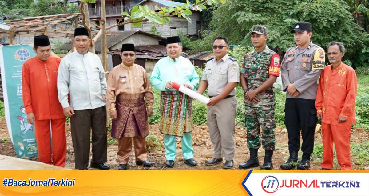 Wakil Bupati Kepulauan Anambas Wan Zuhendra (baju kurung hijau bersama Badan Pertanahan Nasional (BPN) setempat mencanangkan Gerakan Pemasangan Tanda Batas (Gemapatas) di Desa Tiangau Kecamatan Siantan Selatan, Jumat (03/02/2023). (JurnalTerkini.id/Agus Suradi)