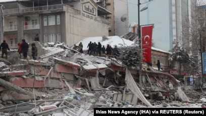gempa di Turki suriah Tim penyelamat membawa seseorang dari bangunan yang runtuh setelah gempa bumi di Malatya, Turki, 6 Februari 2023. (Foto: Ihlas News Agency (IHA) via REUTERS)