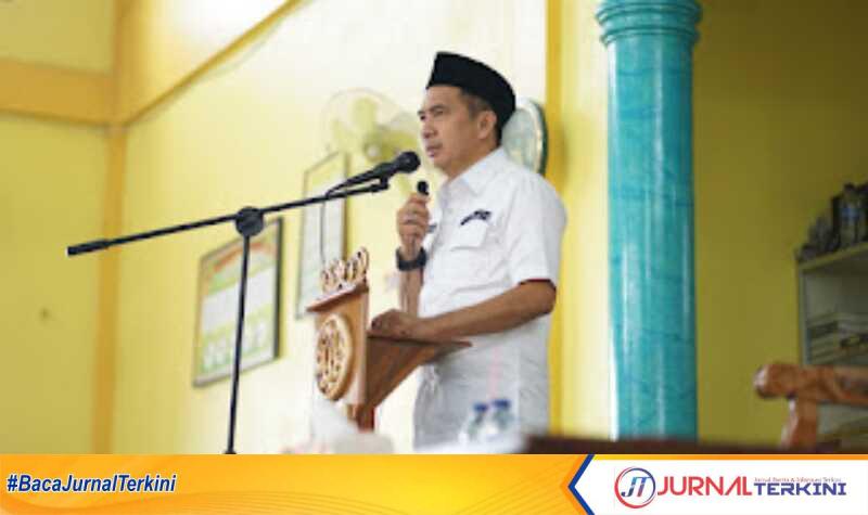 Ketua DPRD Inhil Ferryandi menghadiri peringatan Isra Mi’raj Nabi Muhammad SAW di Masjid Jami' At-thoyyibah, Desa Bekawan, Kecamatan Mandah, Rabu (1/2/2023). (JurnalTerkini.id/abdullah)