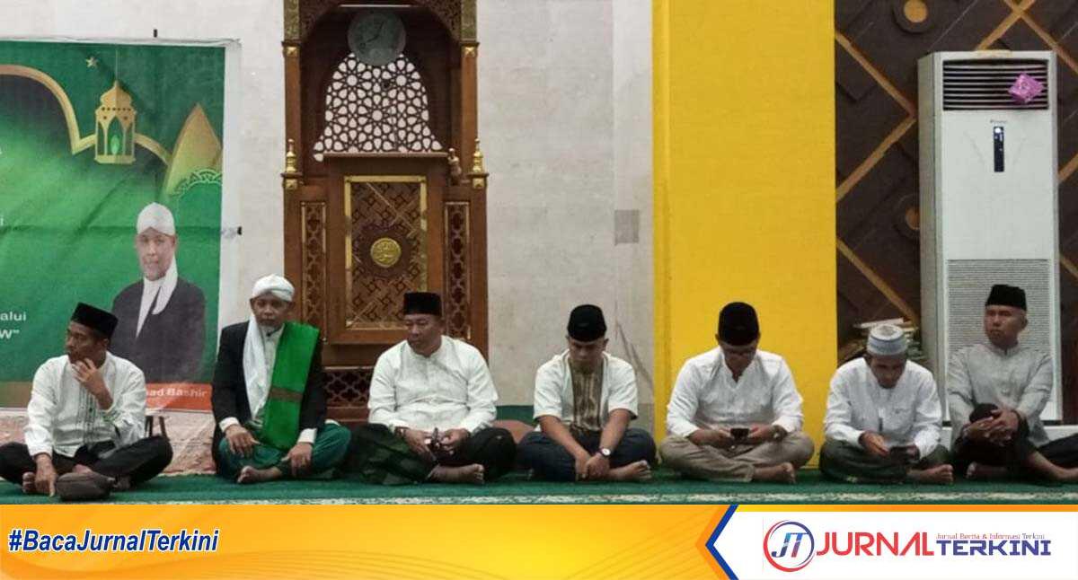 Bupati Kabupaten Kepulauan Anambas Abdul Haris beserta DanlLanal Tarempa, Kapolres yang mewakili, pengadilan Agama, Kemenag, Sekretaris Daerah, Staf Ahli Bupati, Asisten dan para pimpinan OPD.(JurnalTerkini.id/Agus Suradi)