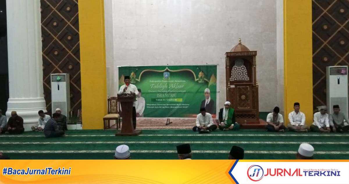 Bupati Kabupaten Kepulauan Anambas Abdul Haris memberikan sambutan dalam tabligh akbar memperingati Isra Mi'raj 1444 H/2023 M di Masjid Agung Baitul Ma'mur, Sabtu (18/02/2023).(Jurnalterkini.id.Agus Suradi)