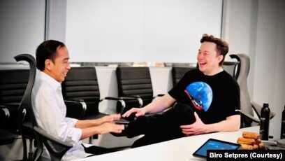 FILE - CEO SpaceX Elon Musk menyambut Jokowi di Gedung Stargate SpaceX, 15 Mei 2022. Keduanya melakukan pertemuan sebelum mengunjungi fasilitas SpaceX.