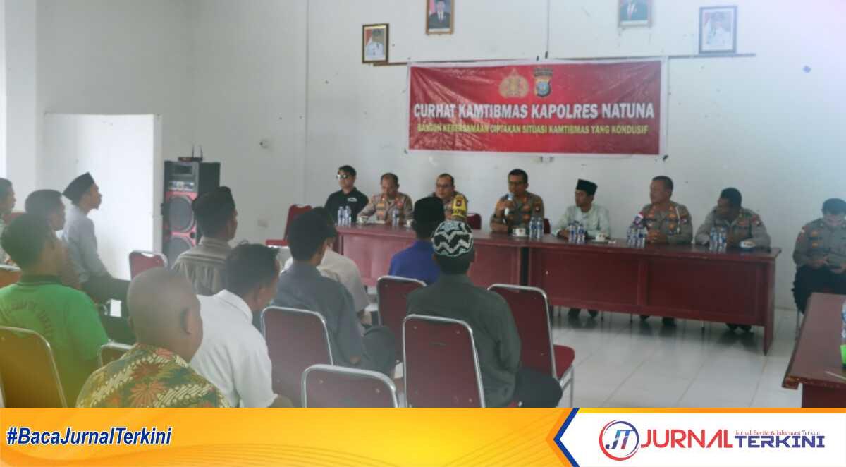 Kapolres Natuna, AKBP Nanang Budi Santosa saat melakukan pertemuan dengan masyarakat Desa Sungai Ulu dalam giat Jumat Curhat, Jumat (24/2/2023). (JurnalTerkini.id/ronald)