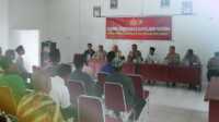 Kapolres Natuna, AKBP Nanang Budi Santosa saat melakukan pertemuan dengan masyarakat Desa Sungai Ulu dalam giat Jumat Curhat, Jumat (24/2/2023). (JurnalTerkini.id/ronald)