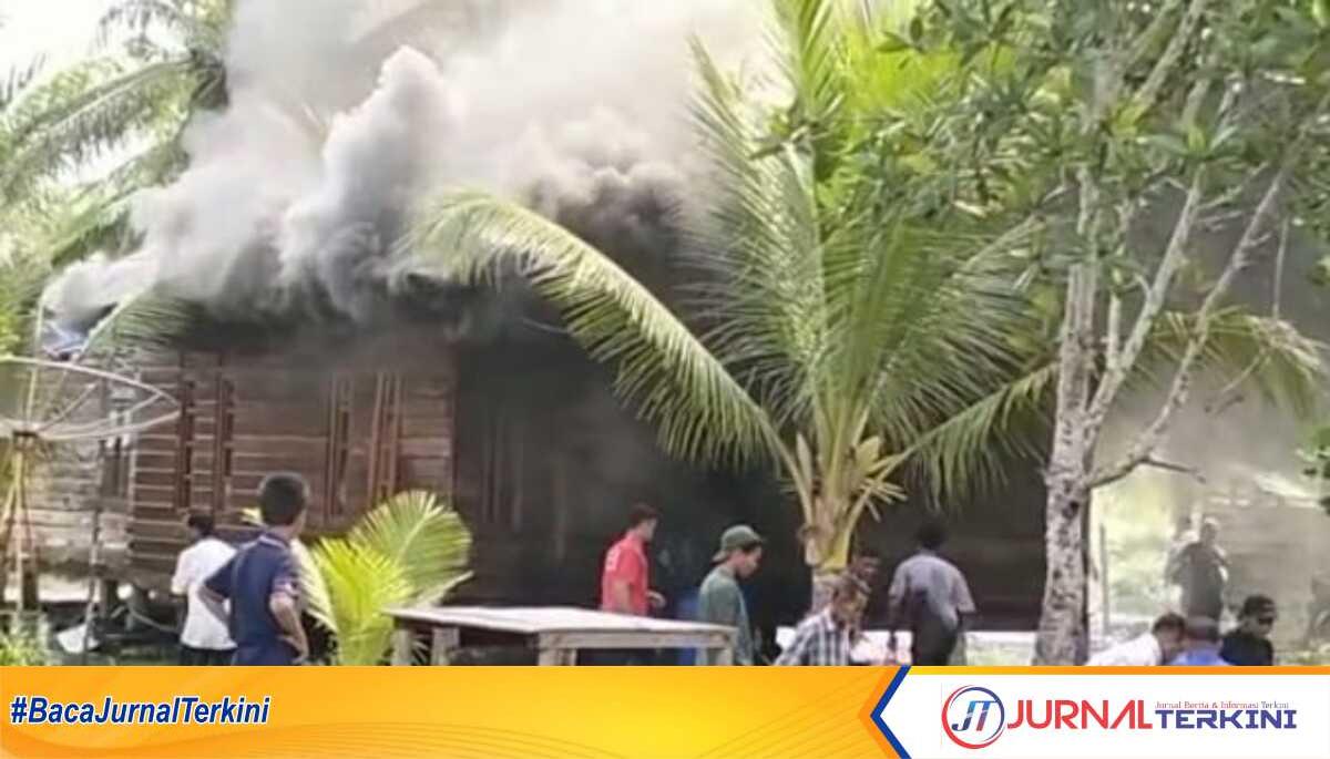 Ditinggal Pemilik, Rumah Di Meranti 'Dilahap' Si Jago Merah Dalam kondisi ditinggalkan oleh semua penghuni, Satu unit rumah di Desa Banglas Barat Kecamatan Tebing Tinggi Kabupaten Kepulauan Meranti - Riau hangus 'dilahap' api pada hari Kamis 09 Februari 2023 sekira pukul 09.00 WIB. Kebakaran diduga akibat korsleting listrik ketika Pemilik rumah bernama Bukhori dan istrinya sedang beraktivitas di tempat kerja, sementara anak mereka kala itu sedang berada di Sekolah. "Saya dan istri kan di tempat kerja, sementara anak kami sedang berada di Sekolah. Kabar ini kami ketahui dari salah Satu teman yang menelepon bahwa rumah kami sedang terbakar", ujarnya bernada murung. Peristiwa yang terjadi di Jalan Mahmud itu sempat mendapatkan pertolongan warga bersama tim pemadam kebakaran. Namun kobaran api yang begitu cepat, sehingga rumah berbahan kayu tersebut gagal diselamatkan. "Kami sangat berterimakasih kepada warga dan tim pemadam kebakaran yang telah berupaya. Namun karena apinya terlalu besar, sehingga tidak ada yang bisa diselamatkan kecuali 1 unit Sepeda Motor", tambah Bukhori. Beberapa saat setelah kejadian, personil aparat penegak hukum pun turun ke Tempat Kejadian Perkara guna mengetahui secara pasti motif penyebab kebakaran terjadi, meskipun di peristiwa itu tidak ada korban jiwa sama sekali Belum didapatkan informasi lebih lanjut dari pihak Kepolisian, namun kerugian yang diderita pemilik ditaksir mencapai puluhan juta rupiah.