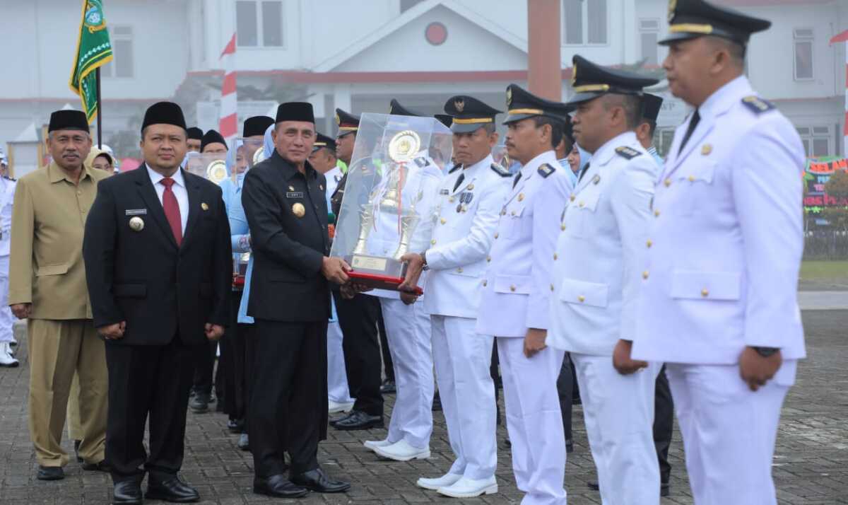 kecamatan air batu Asahan Gubernur Sumatera Utara Edy Rahmayadi menyerahkan tropi juara III Kecamatan Terbaik kepada Camat Air Batu Syahputra, di Halaman Parade, Kantor Bupati Tapanuli Utara, Kamis (16/2/2023). (Foto istimewa)
