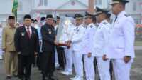 kecamatan air batu Asahan Gubernur Sumatera Utara Edy Rahmayadi menyerahkan tropi juara III Kecamatan Terbaik kepada Camat Air Batu Syahputra, di Halaman Parade, Kantor Bupati Tapanuli Utara, Kamis (16/2/2023). (Foto istimewa)