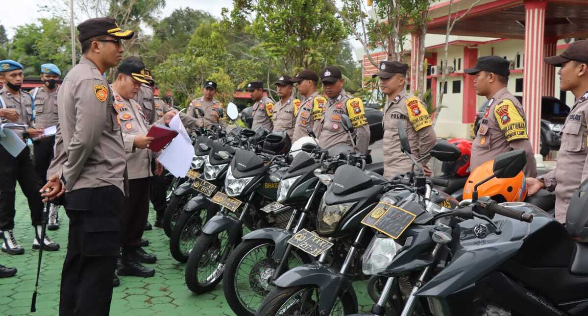 Kapolres Natuna AKBP Nanang Budi Santosa saat melakukan pengecekan Ranmor Dinas di Lapangan Mako Polres Natuna, Sabtu (4/3/2023). (foto/ist)