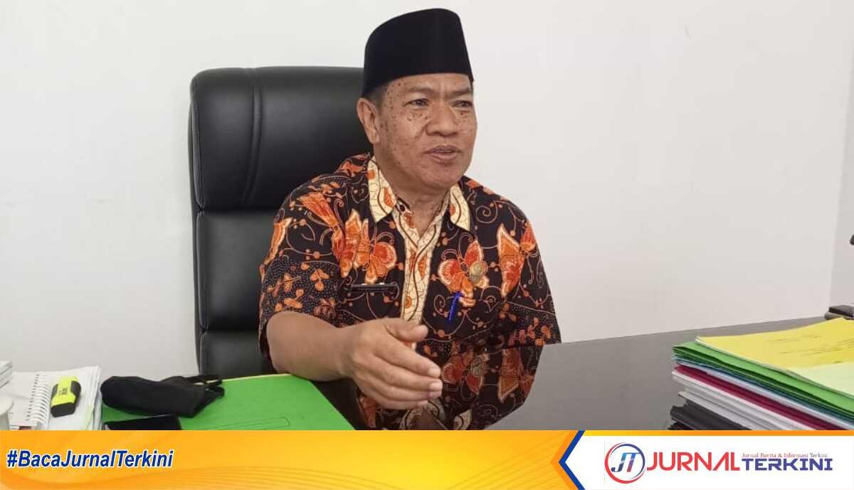 kepala dinas lingkungan hidup Natuna feryzaldi Kepala Dinas Lingkungan Hidup Natuna, Feryzaldi saat dijumpai diruangan kerjanya. (Foto : Jagokma Rudolf Ronald)