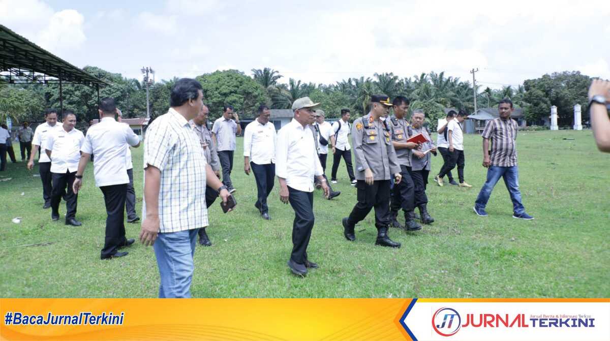 Bupati Asahan bersama Kapolres meninjau lahan untuk pembangunan Mapolsek Aek Kuasan, Kamis (9/2/2023). (JurnalTerkini.id/Rizki)