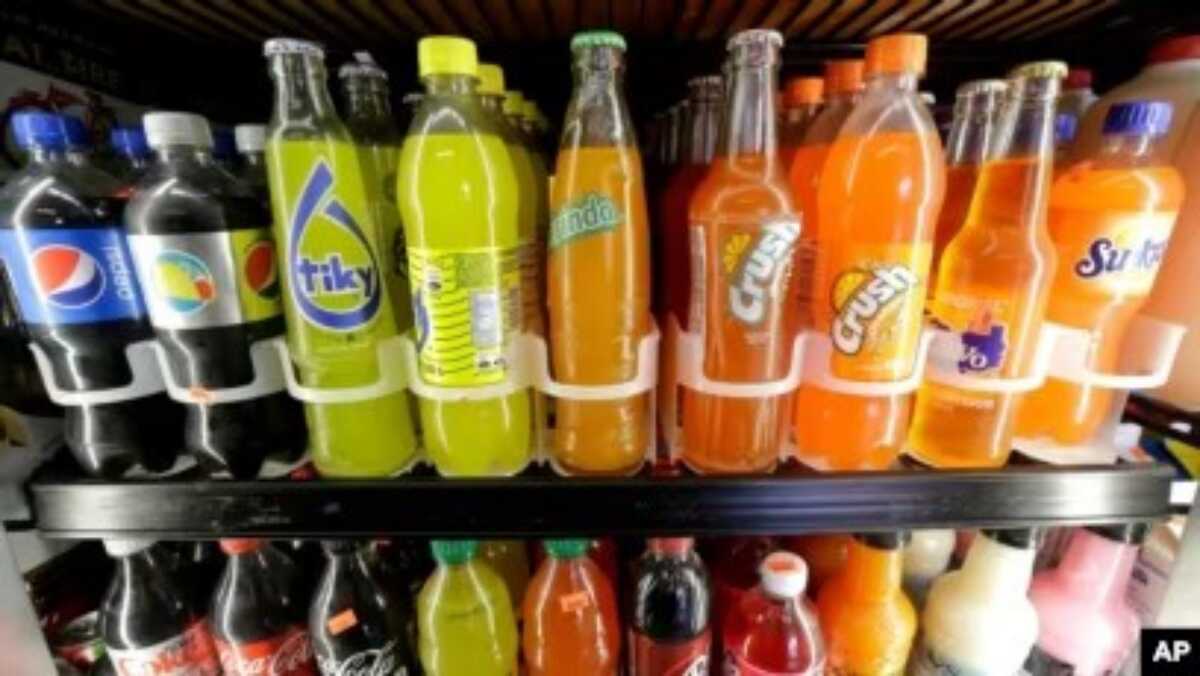 Sejumlah minuman ringan dan botol soda dipajang di lemari es di pasar El Ahorro di San Francisco. (Foto: Ilustrasi/AP)
