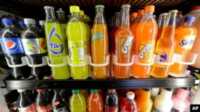Sejumlah minuman ringan dan botol soda dipajang di lemari es di pasar El Ahorro di San Francisco. (Foto: Ilustrasi/AP)