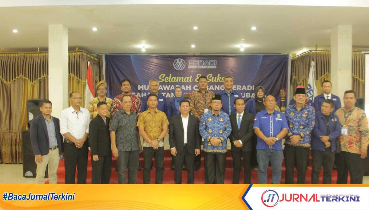 Jajaran pengurus DPC Peradi Astara berfoto bersama usai pembukaan Muscab di Hotel Marina Kisaran, Jumat (17/2/2023). (JurnalTerkini.id/rizki)