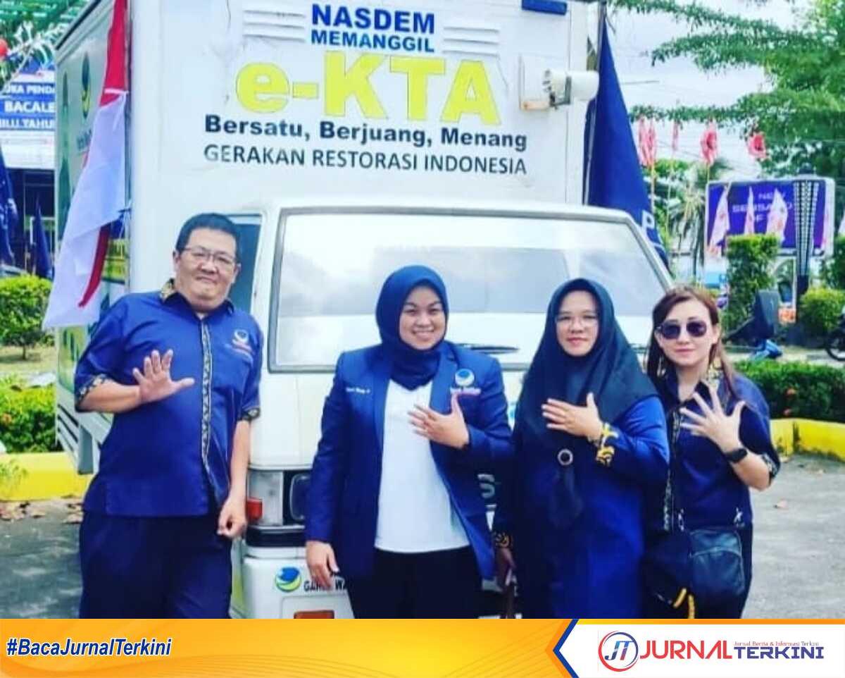 Pengurus DPD Partai NasDem Tanjungpinang ikut meramaikan Kirab Pemilu 2024, dengan menggunakan kendaraan hias berlogo partai. (Foto: Anton Marulam/jurnalterkini.id)