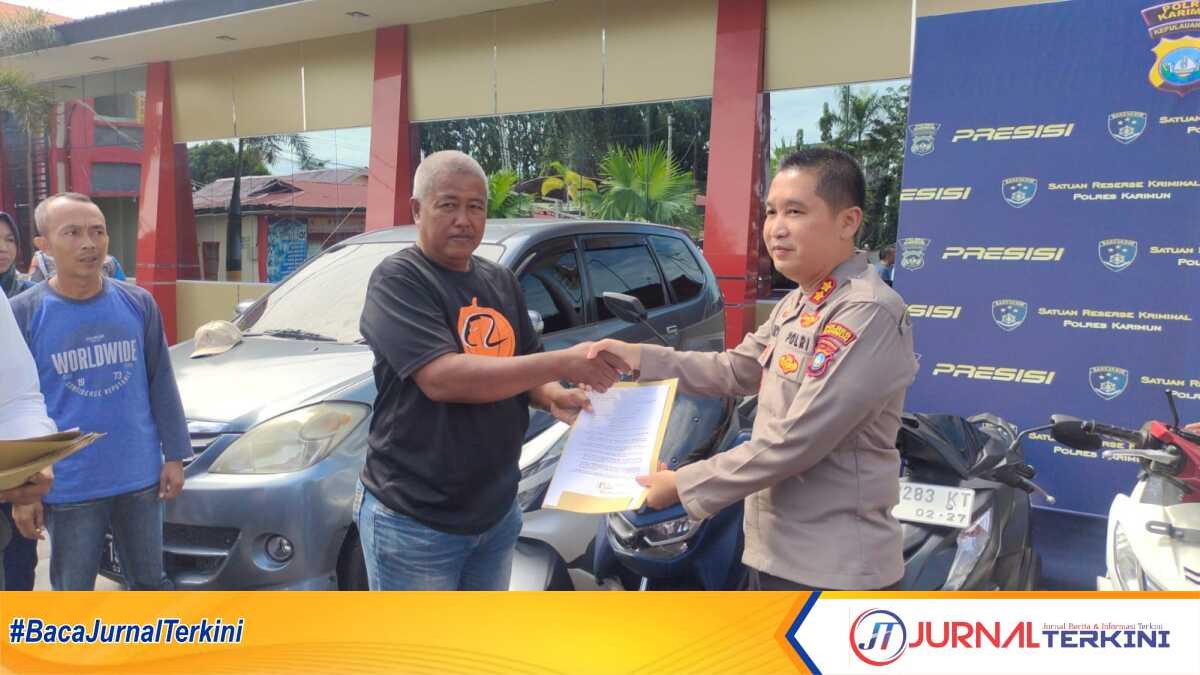 Kapolres Karimun AKBP Ryky W Muharam secara simbolis mengembalikan Barang bukti motor kepada salah satu korban penipuan diduga dilakukan Oknum polisi, usai konferensi pers di Mapolres Karimun, Senin (6/2/2023). (JurnalTerkini.id m/yogi)