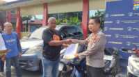 Kapolres Karimun AKBP Ryky W Muharam secara simbolis mengembalikan Barang bukti motor kepada salah satu korban penipuan diduga dilakukan Oknum polisi, usai konferensi pers di Mapolres Karimun, Senin (6/2/2023). (JurnalTerkini.id m/yogi)