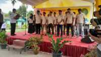 Gubernur Kepri Ansar Ahmad melantik Pelaksana Tugas Ketua Umum Pameral beserta jajaran pengurus periode 2023-2025 di halaman Masjid Baitul Hikmah, Gang Awang Noor, Kecamatan Meral, Kabupaten Karimun, Rabu (15/2/2023). (JurnalTerkini.id/rusdi)