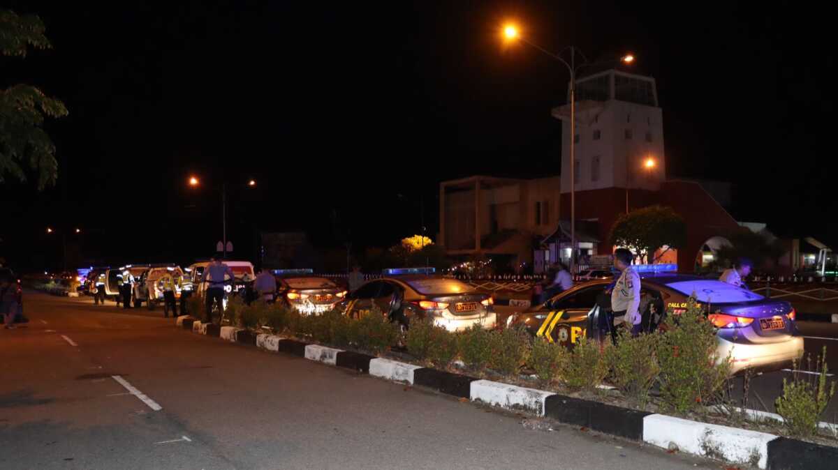 patroli balap liar di Karimun Sejumlah kendaraan dinas Polres Karimun berderet melintasi jalan di Coastal Area Tanjung Balai Karimun dalam patroli skala besar yang digelar Sabtu (11/2/2023) malam hingga dinihari. (Dok. Humas Polres Karimun)