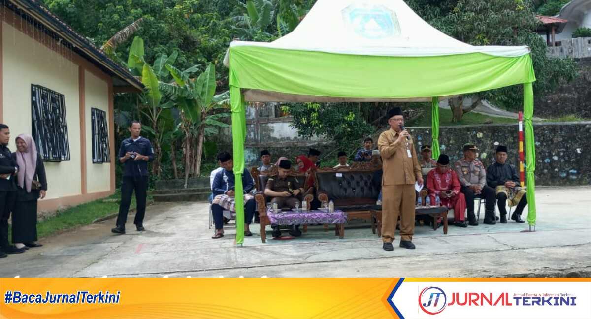 Asisten III Sekretariat Kabupaten Kepulauan Anambas Andi Agrial melepas Pawai Taaruf Seleksi Tilawatil Quran dan Hadits (STQH) Kecamatan Siantan di Lapangan Voli Antang, Kecamatan Siantan, Senin (20/02/2023). (JurnalTerkini.id/Agus Suradi)