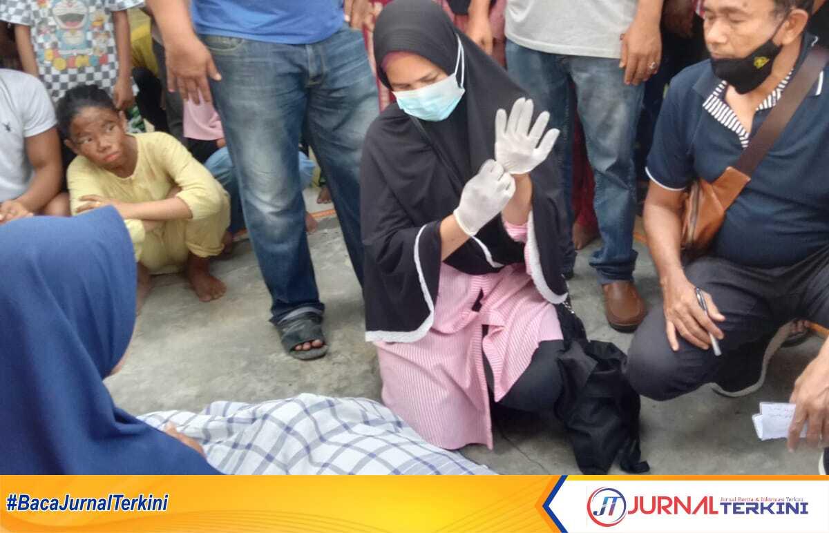 Petugas kesehatan memeriksa jenazah pemulung yang meninggal mendadak di Jalan Mangga, Desa Sei Kamah, Kecamatan Seidadap, Kabupaten Asahan, Minggu (5/2/2023). (JurnalTerkini.id/rizki)