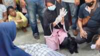 pemulung di Asahan tewas kelelahan Petugas kesehatan memeriksa jenazah pemulung yang meninggal mendadak di Jalan Mangga, Desa Sei Kamah, Kecamatan Seidadap, Kabupaten Asahan, Minggu (5/2/2023). (JurnalTerkini.id/rizki)
