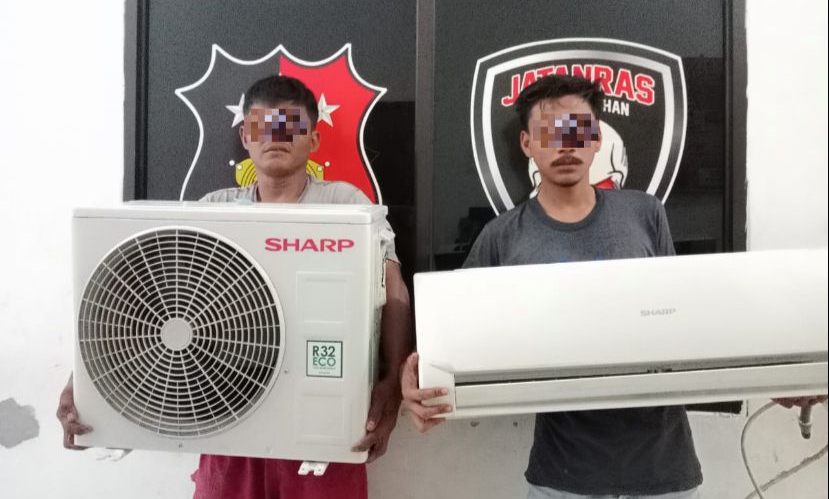 pencuri ac di asahan Dua tersangka pencurian di sebuah rumah kost di Jl Wahidin Kelurahan Tegal Sari Kecamatan Kota Kisaran Barat berikut barang bukti AC setelah diamankan polisi, Jumat (17/2/2023). (JurnalTerkini.id/rizki)