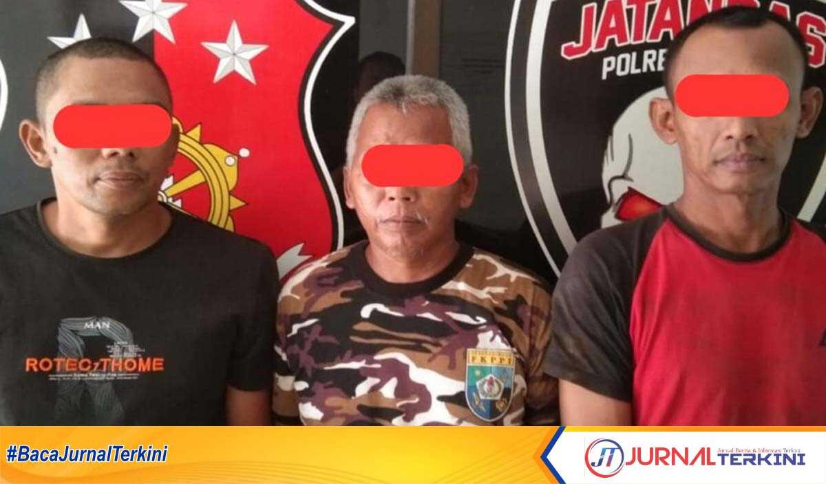 Tiga tersangka kasus pencurian rel kereta apidi jalan perlintasan kereta api Kelurahan Sentang Kecamatan Kisaran Timur Kabupaten Asahan Sumatera Utara setelah diamankan di Mapolres Asahan, Jumat (24/2/2023). (JurnalTerkini.id/rizki)