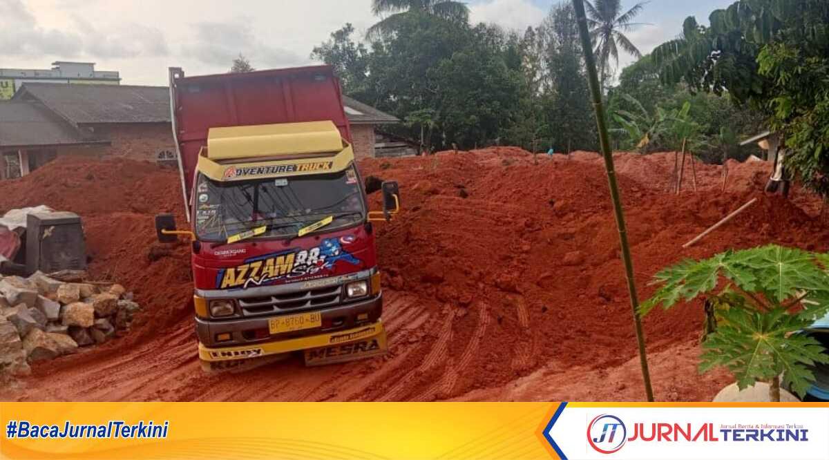 penimbunan di bintan1 Aktivitas penimbunan tanah yang terletak di Jalan Raya Tanjung Uban Km 16, Toapaya Selatan, Bintan, diduga belum memiliki izin terus berlangsung. (JurnalTerkini.id/anton)