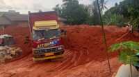 Aktivitas penimbunan tanah yang terletak di Jalan Raya Tanjung Uban Km 16, Toapaya Selatan, Bintan, diduga belum memiliki izin terus berlangsung. (JurnalTerkini.id/anton)