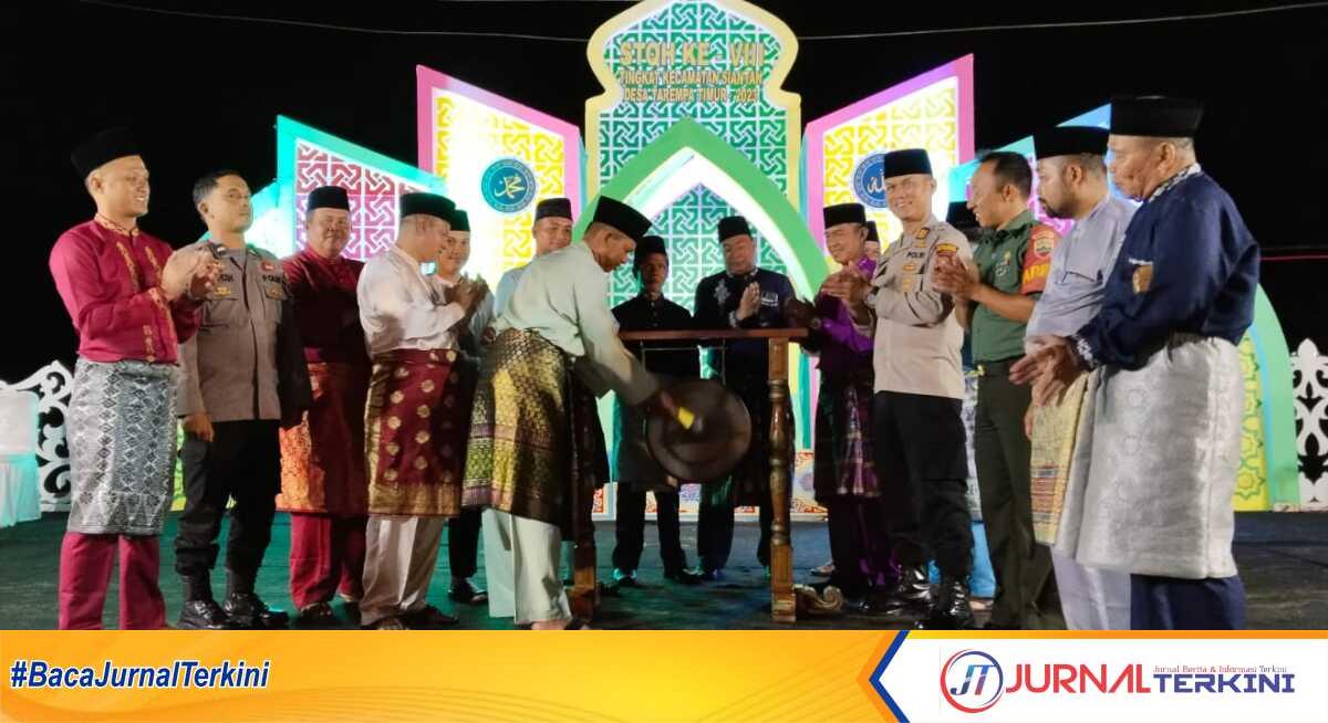 Kepala Dinas Penanaman Modal dan PTSP dan Trasnmigrasi dan Tenaga Kerja Kabupaten Kepulauan Anambas Yunizar SM.MP memukul gong tanda ditutupnya STQH VIII Kecamatan Siantan, Rabu (22/02/2023) malam. (Jurnalterkini.id/Agus Suradi)