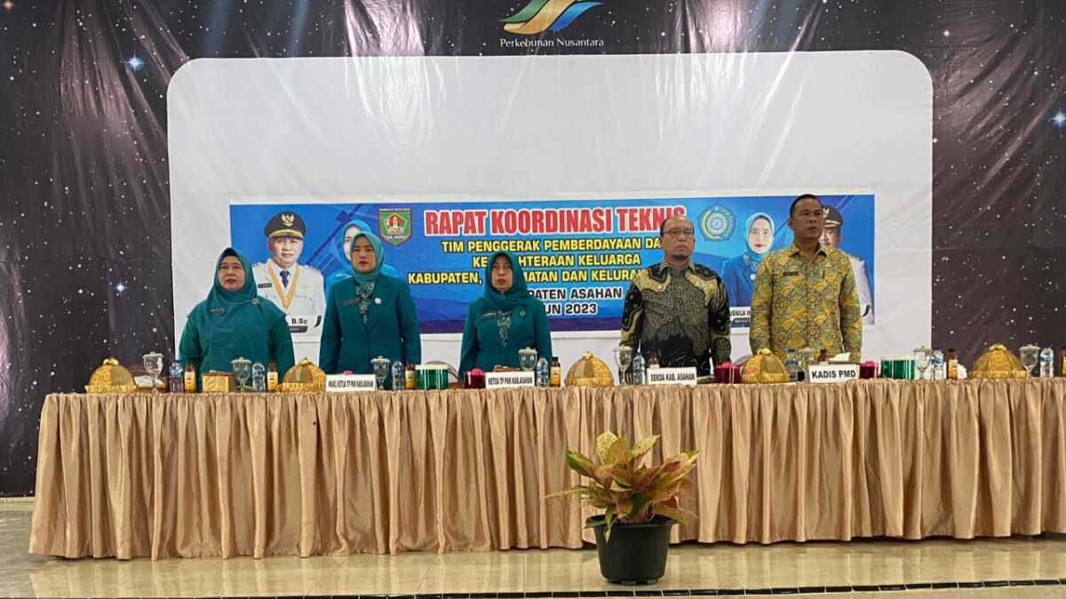 Ketua TP PKK Kabupaten Asahan Titiek Sugiharti Surya memimpin Rakornis Lomba TP PKK di Balai Avros PTPN III, Sei Dadap, Kamis (9/2/2023).