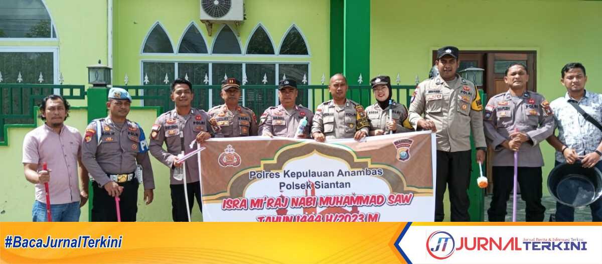 Kapolsek Siantan Iptu Gunawan Husein beserta jajaran berfoto di sela bersih-bersih Masjid Jamik Nurul Iman, Tanjung Momong, Tarempa, Kabupaten Kepulauan Anambas. Selasa (21/02/2023)(jurnalterkini.id/Agus Suradi)
