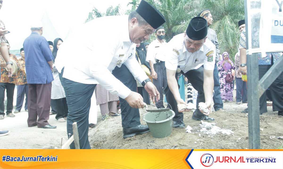 Wakil Bupati Asahan Taufik Zainal Abidin Siregar meletakkan batu pertama pembangunan Pondok Pesantren Tahfidzul Quran, Kecamatan Pulau Rakyat, Rabu (8/2/2923). (JurnalTerkini.id/rizki)