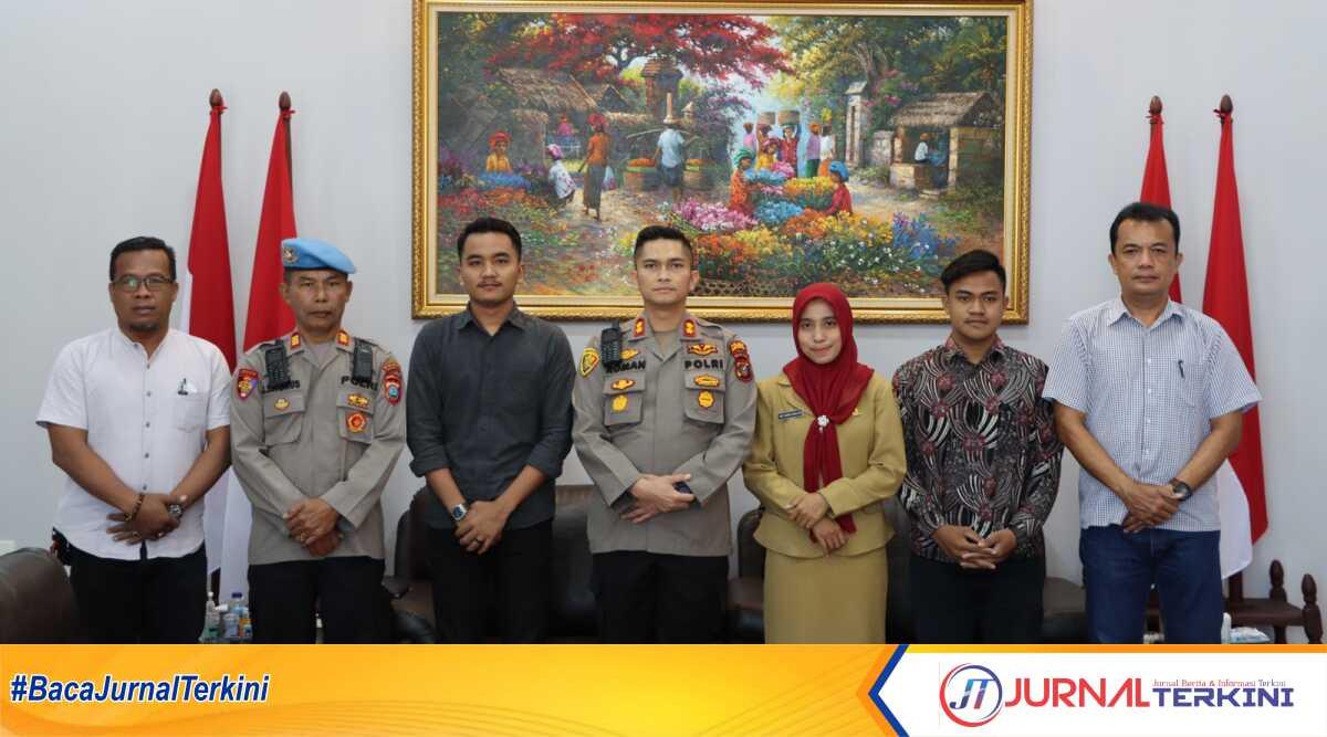 Kapolres Asahan AKBP Roman Smaradhana Elhaj (tengah) berfoto bersama pengurus Pospera dan Dema Pospera usai acara silaturahmi di ruang kerjanya, Selasa (14/2/2023). (JurnalTerkini.id/rizki)