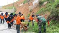 sabtu Bersih di Tarempa 1 Sabtu Bersih Kelurahan Tarempa membersihkan fasilitas umum dan obyek wisata Batu TompakTiga, Sabtu (4/3/2023). (JurnalTerkini.id/Agus Suradi)